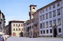 piazza Mazzini torre civica comunale Pescia il tuo paese