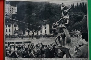 inaugurazione 1956 monumento a pinocchio di emilio greco con prediente repubblica giovanni gronchi parco di pinocchio paolo landi collodi pescia