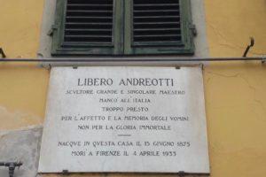 La targa presente sulla casa natale dello scultore andreotti dedicata centro città pescia